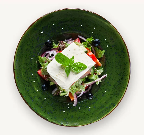 Frischer griechischer Salat auf Teller isoliert auf weißem — Stockfoto