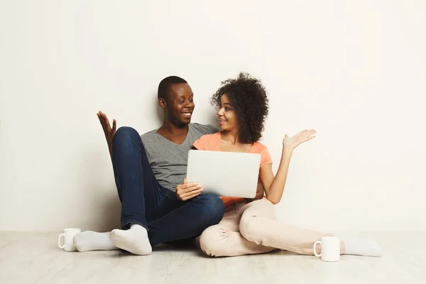 Gelukkige Afro-Amerikaanse paar online winkelen op laptop — Stockfoto