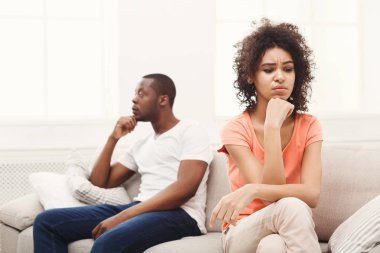 Genç çift evde kavga siyah