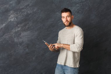 yakışıklı adam dijital tablet studio kullanma