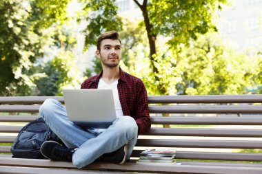 Onun laptop açık havada üzerinde çalışan erkeğin konsantre
