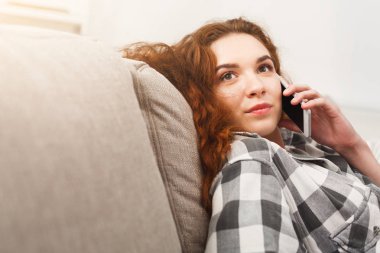 Kanepe üstünde hareket eden konuşurken genç Kızıl saçlı kız