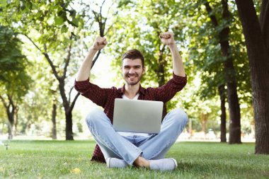 Mutlu başarılı adam kollarını havaya kaldırdı