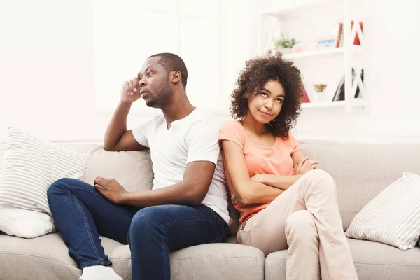 Jeune couple noir querelle à la maison — Photo
