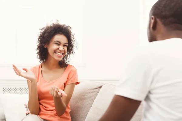 Sorridente coppia nera bere caffè sul divano a casa — Foto Stock