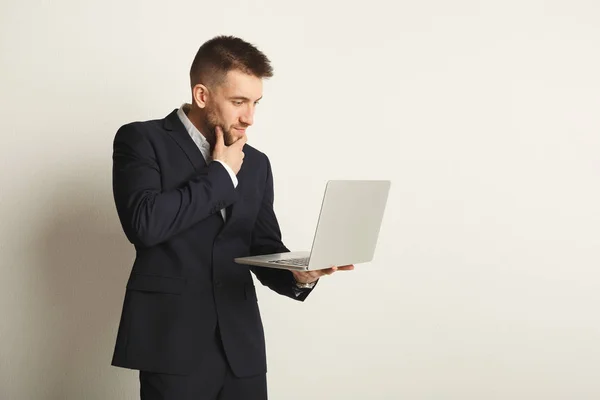 Guapo joven caucásico hombre de negocios — Foto de Stock