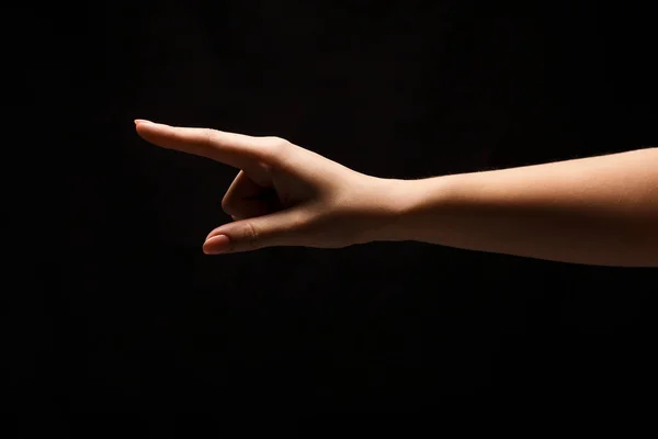 Gesty - Kobieta wskazując, na białym tle w black — Zdjęcie stockowe