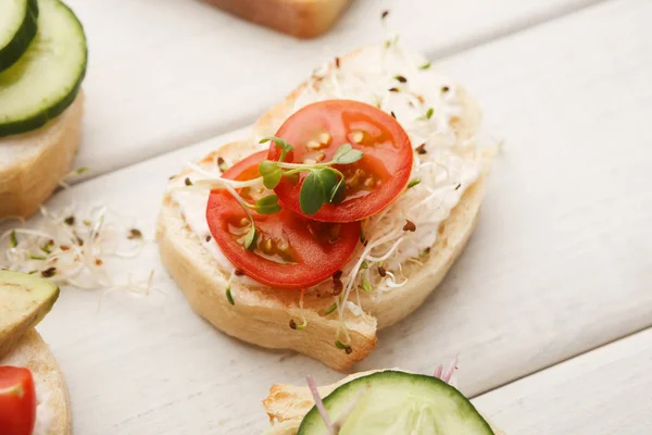 Різноманітність здорових вегетаріанських бутербродів — стокове фото