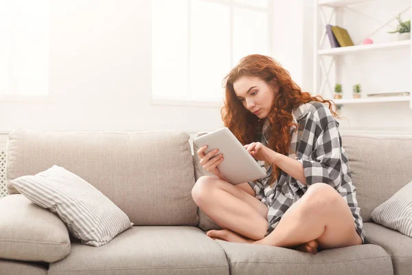 Chica joven con tableta digital en casa —  Fotos de Stock