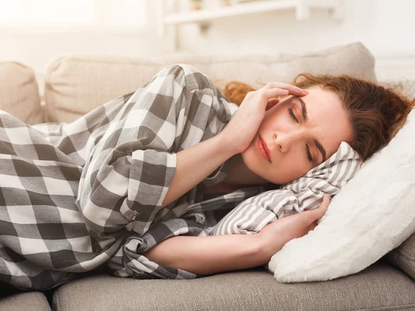 Casual pelirroja sensación de dolor — Foto de Stock