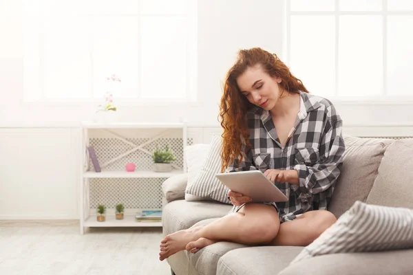 Menina feliz com tablet digital em casa — Fotografia de Stock