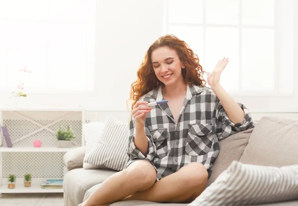 Menina feliz lendo os resultados de seu teste de gravidez — Fotografia de Stock