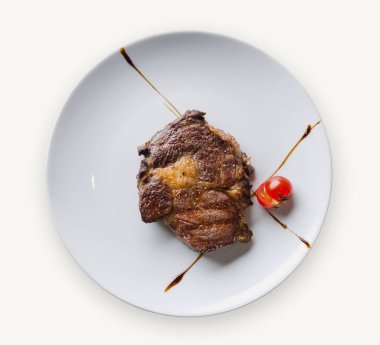 Kaburga eti beyaz tabak portre üzerinde