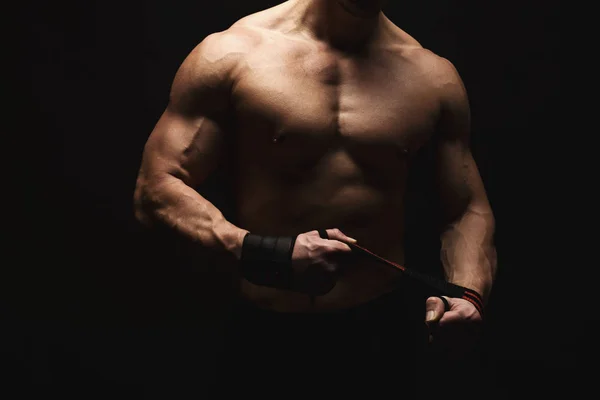 Starker athletischer Mann zeigt nackten muskulösen Körper — Stockfoto
