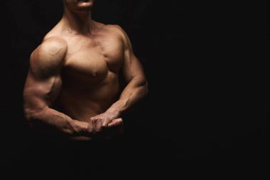 Güçlü atletik adam aidatı çıplak kas vücut