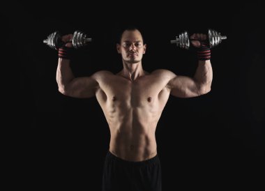 Dumbbell aidatı çıplak kas vücut ile güçlü atletik erkek