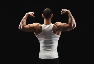 Tanınmayan adam güçlü sırt kasları closeup gösterir