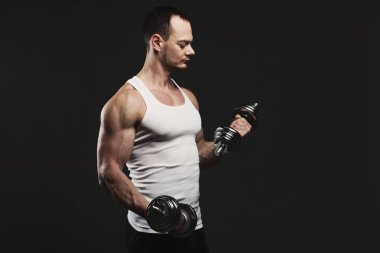 Dumbbell aidatı kas vücut ile güçlü atletik erkek