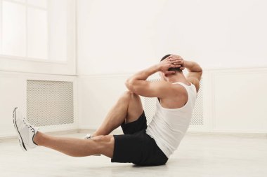 Mekik yapıyor atletik genç adam