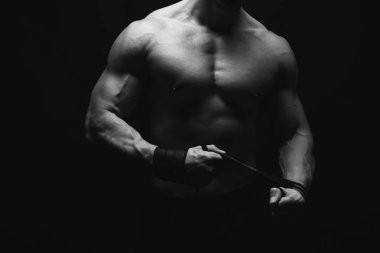 Güçlü atletik adam aidatı çıplak kas vücut