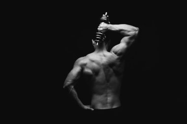 Tanınmayan adam güçlü sırt kasları closeup gösterir