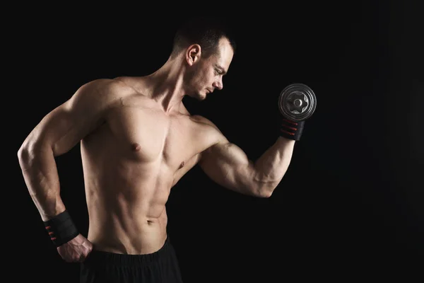 Fuerte atlético hombre con dumbbell muestra desnudo muscular cuerpo —  Fotos de Stock