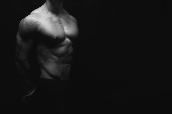 Starker athletischer Mann zeigt nackten muskulösen Körper — Stockfoto