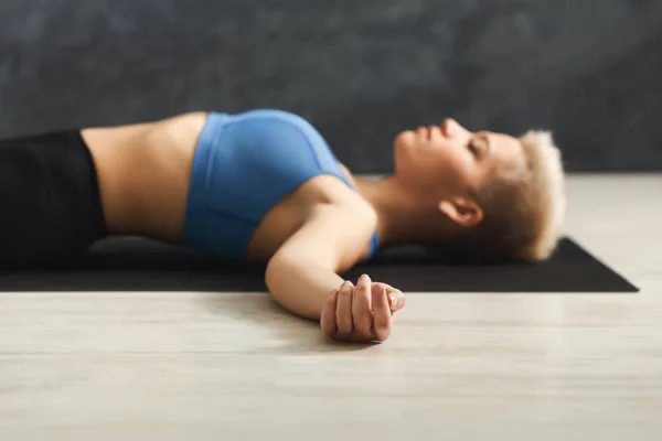 Woman having rest after training yoga in gym — Stock Photo, Image