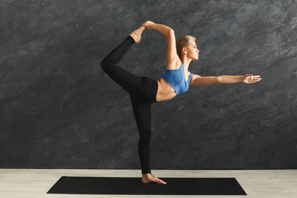 Mujer entrenando yoga en pose de arco std — Foto de Stock