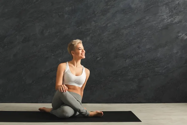 Žena s odpočinek po školení jógy v tělocvičně — Stock fotografie