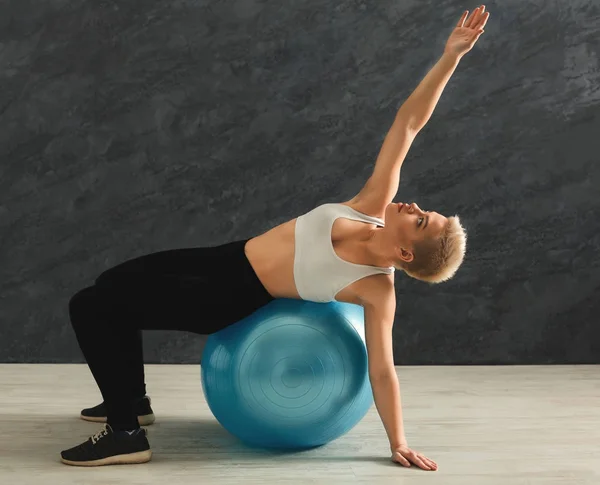 Fitness vrouw trainen met fitness bal binnenshuis — Stockfoto