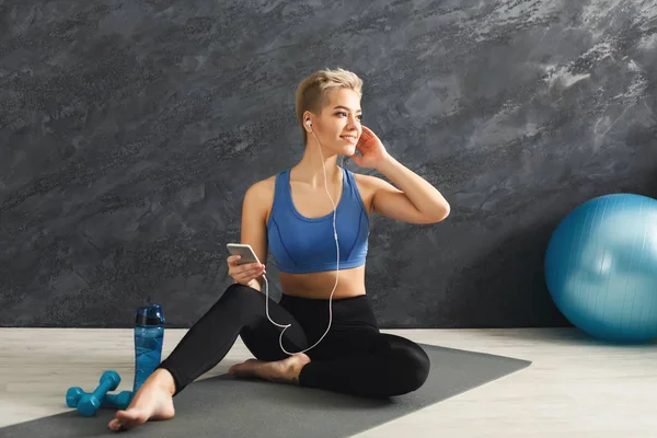 Happy fitness woman having rest in gym — Stock Photo, Image