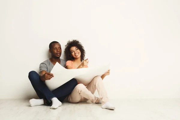 Afro-amerykańskich, siedząc na podłodze w nowym mieszkaniu — Zdjęcie stockowe