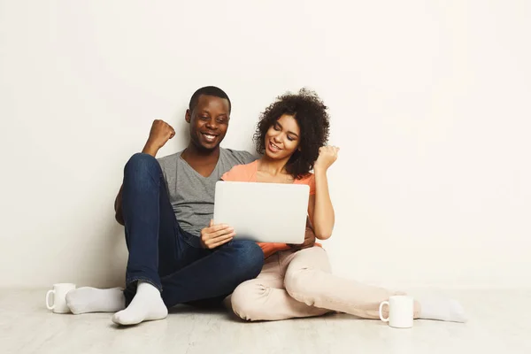 Succès couple noir gagnant dans le jeu en ligne — Photo