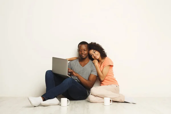 แฮปปี้ แอฟริกัน-อเมริกัน คู่รักช้อปปิ้งออนไลน์บนแล็ปท็อป — ภาพถ่ายสต็อก
