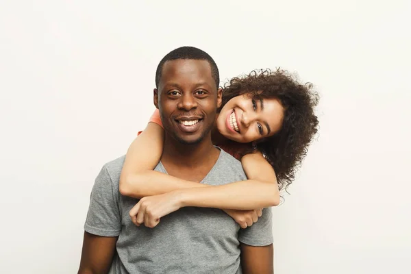 Casal preto abraçando e posando no fundo branco — Fotografia de Stock