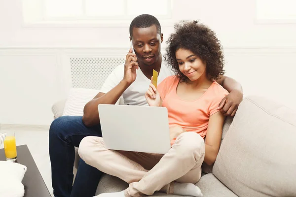 Joven pareja afroamericana trabajando en portátil, espacio para copiar —  Fotos de Stock