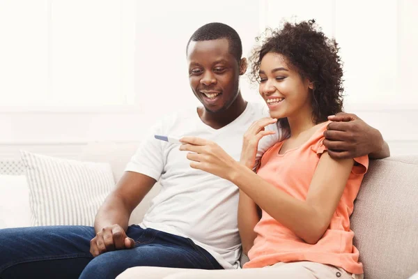 Jovem casal afro-americano feliz com os resultados do teste de gravidez — Fotografia de Stock