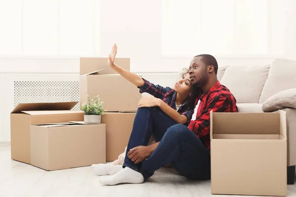 Young balck couple unpacking moving boxes — Stock Photo, Image