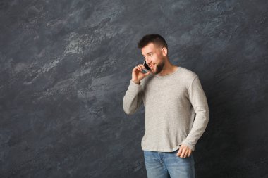 Gülümseyen adam akıllı Studio konuşuyor