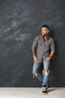 Stüdyoda poz veren yakışıklı adam.