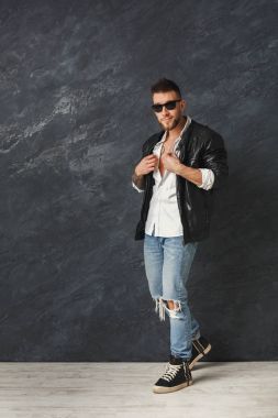 Stüdyoda poz veren yakışıklı adam.