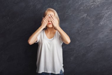 Korkmuş kadın kapsayan eller, gözlerinizle görün kötülükten