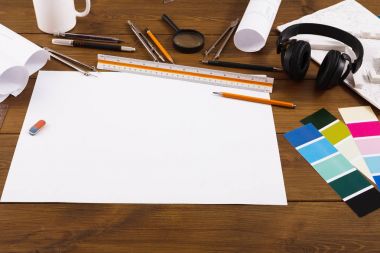 Renk örneklerini ve araçları ile dekoratör işyeri