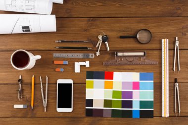 Renk örneklerini ve araçları ile dekoratör işyeri