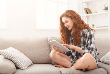 Dijital tablet vasıl ev ile mutlu kız