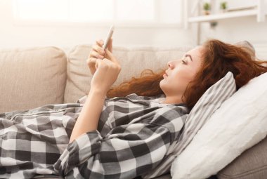 Kızıl saçlı kız evde sohbet online smartphone