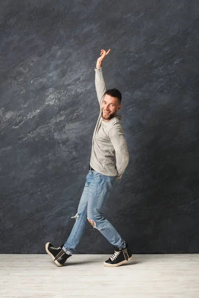 Stüdyoda dans mutlu yakışıklı adam — Stok fotoğraf