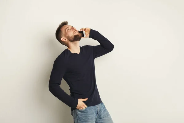 Sonriente hombre hablando en smartphone en estudio —  Fotos de Stock