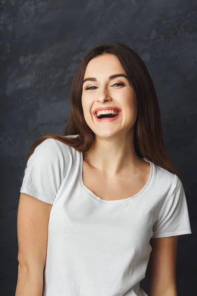 Joven riendo retrato atractivo mujer — Foto de Stock